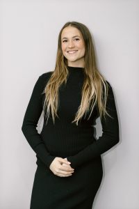 Singer Hannahlore in recording studio